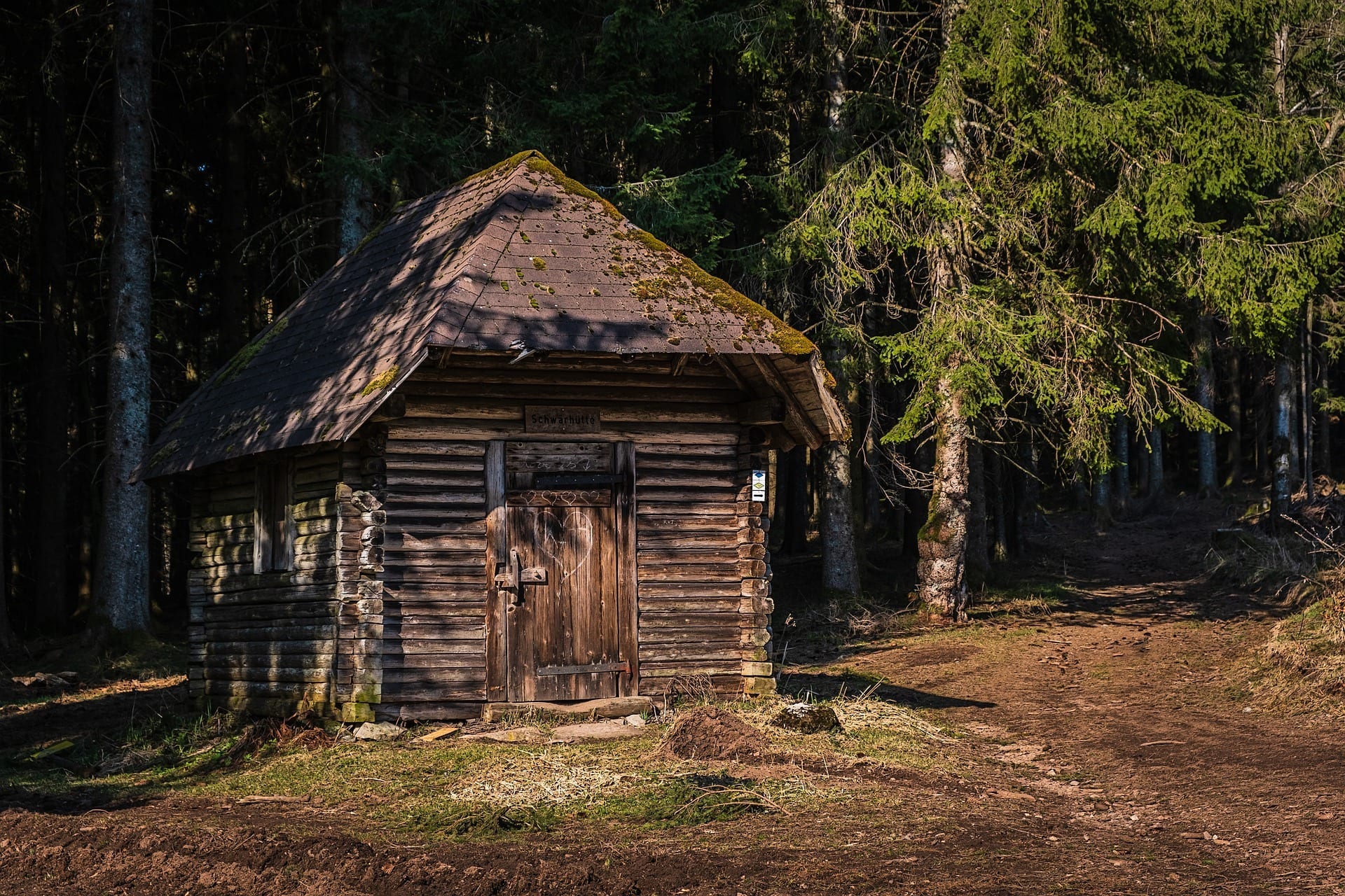 Хижина. Хижина в лесу Пермский край. Лачуга в лесу. Деревянная лачуга.