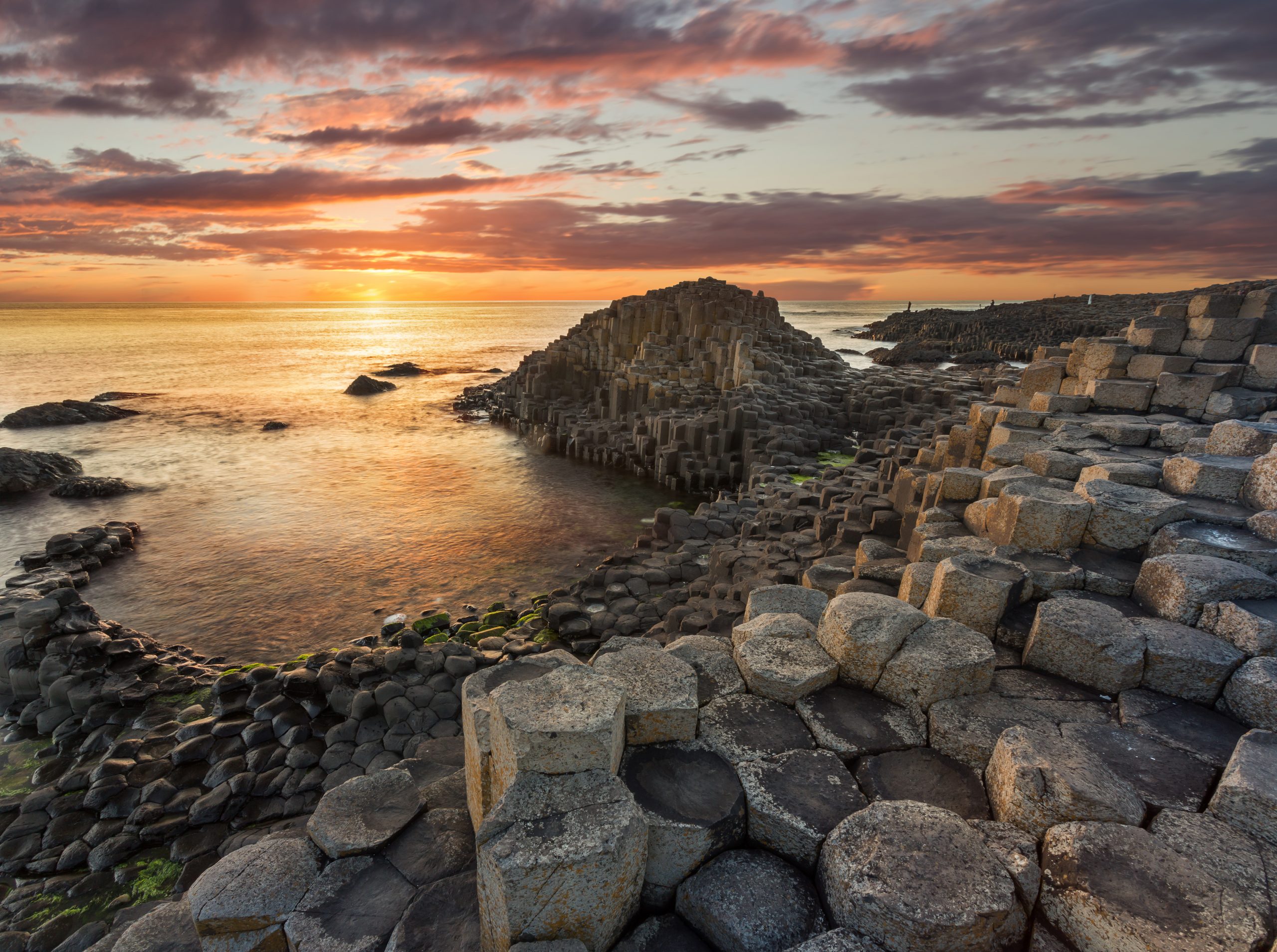 Тропа великанов в ирландии. Giants causeway northern ireland. Побережье козвэй-кост («мостовая гиганта»), северная ирландия. Мостовая гигантов, северная ирландия. Базальтовые колонны, северная ирландия.
